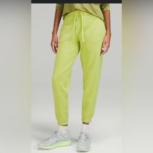 Lululemon midrise, cropped scuba jogger. Wasabi, SZ 6. Barely worn.